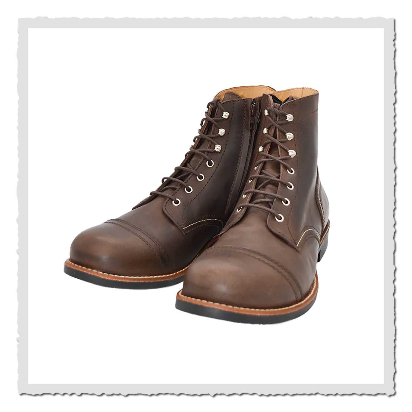 Braune Schnürstiefel als Paar, schräg von vorn fotografiert, weißer Hintergrund, sichtbare Kappe und Ziernähte.